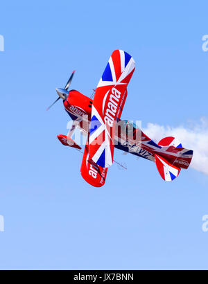 Rich Goodwin führt einen hohen alpha-Messer-Rand-Pass in seiner Pitts Special S-2 s "Muskel-Doppeldecker" Stockfoto