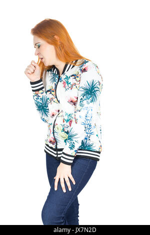 Mädchen leidet an einer Erkältung. Sie ist Husten. Rothaarige Mädchen trägt eine Jacke mit floralen Mustern. Sommer und Tropical. Weißer Hintergrund. Stockfoto