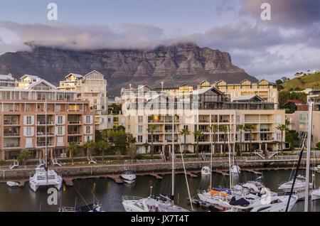 Sonnenaufgang am Hafen von Kapstadt, Südafrika Stockfoto