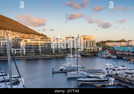 Sonnenaufgang am Hafen von Kapstadt, Südafrika Stockfoto