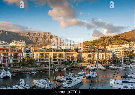 Sonnenaufgang am Hafen von Kapstadt, Südafrika Stockfoto