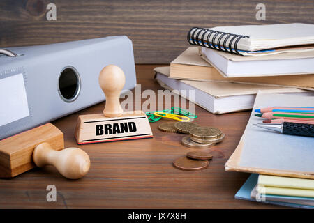 Marke. Gummistempel auf dem Schreibtisch im Büro. Stockfoto