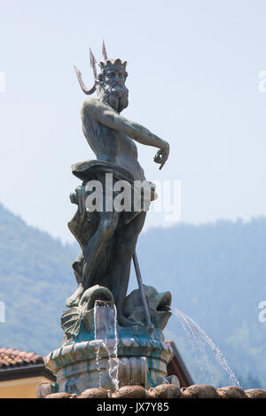 Neptunbrunnen (1767) auf der Piazza Duomo in Trient, Trentino, Italien Stockfoto