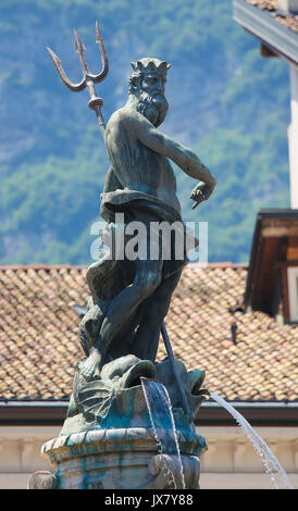 Neptunbrunnen (1767) auf der Piazza Duomo in Trient, Trentino, Italien Stockfoto