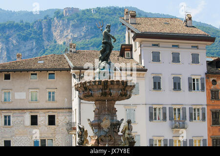 Neptunbrunnen (1767) auf der Piazza Duomo in Trient, Trentino, Italien Stockfoto