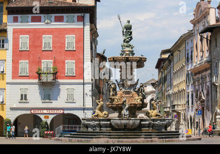 Neptunbrunnen (1767) auf der Piazza Duomo in Trient, Trentino, Italien Stockfoto