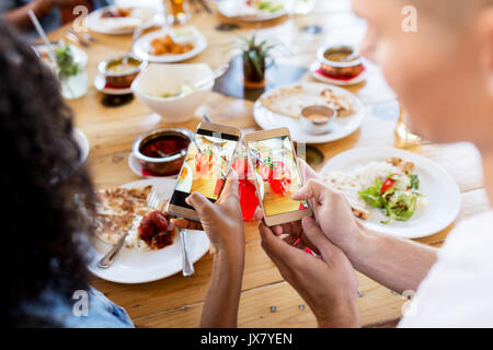 Paar Getränke picturing durch Smartphones an der Bar Stockfoto