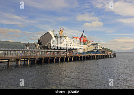 Caledonian MacBrayne Fähre Isle of Mull, mit Bogen Tür öffnen für das Entladen, neben Pier in Craignure, Isle of Mull, Schottland günstig Stockfoto