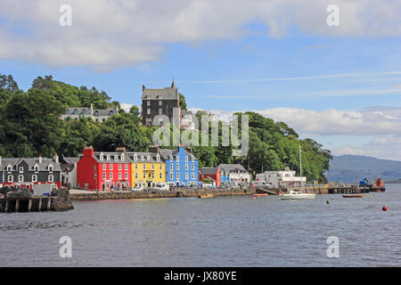Die bunten Geschäfte und Häuser auf Harbourside, Tobermorey, Isle of Mull, Schottland Stockfoto