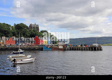 Die bunten Geschäfte und Häuser auf Harbourside, Tobermorey, Isle of Mull, Schottland Stockfoto