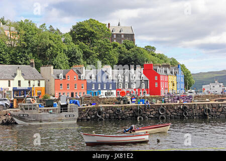 Die bunten Geschäfte und Häuser auf Harbourside, Tobermorey, Isle of Mull, Schottland Stockfoto