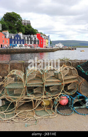 Krabbe Töpfe und bunte Häuser auf Harbourside, Tobermory, Isle of Mull, Schottland Stockfoto