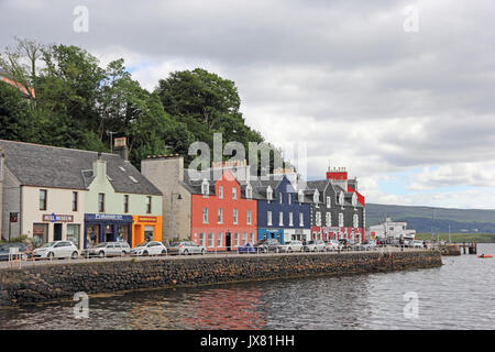 Die bunten Geschäfte und Häuser auf Harbourside, Tobermorey, Isle of Mull, Schottland Stockfoto