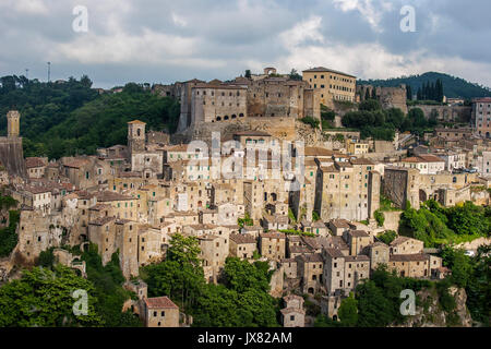 Blick auf die Altstadt von Sorano, Italien Stockfoto