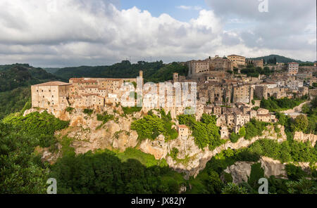 Blick auf die Altstadt von Sorano, Italien Stockfoto