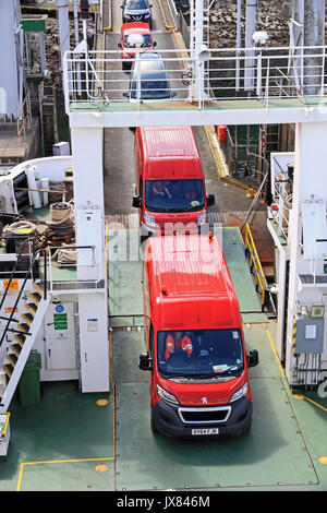 Red Post Transporter fahren auf der Fähre Coruisk, von Mull nach Oban, Schottland Stockfoto