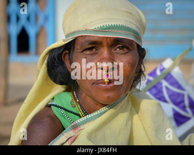 Indische Adivasi-Frau mit zwei Nasenbolzen und Schmuck aus Nasenscheidescheidern für die Kamera. Stockfoto