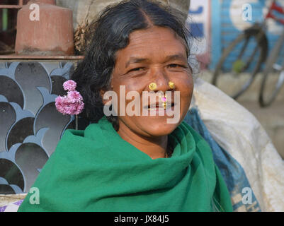 Indische Adivasi-Frau mit zwei Nasenbolzen und Schmuck aus Nasenscheidenscheidern für die Kamera. Stockfoto