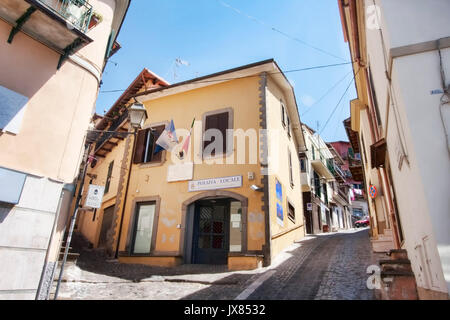 Die örtliche Polizei und Blick auf die Straße im Dorf Rocca di Papa - Italien Stockfoto