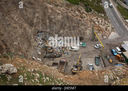 Barbary macaques Spülpumpe für Lebensmittel in einer geschäftigen Deponie in Gibraltar. Stockfoto