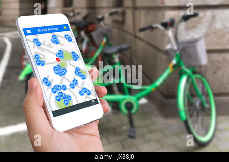 Fahrrad Sharing Service Vermietung Technologie Konzept. Gemeinsame Nutzung von Wirtschaft und Konsum. Kunden mit Handy Fahrrad zu finden Stockfoto