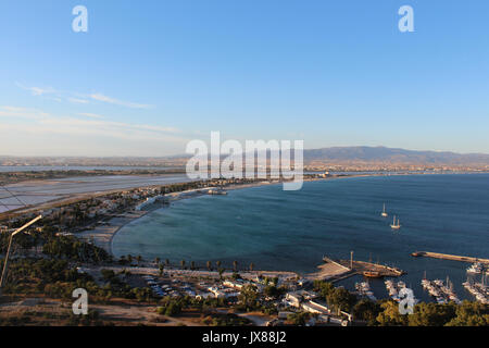 Golf von Cagliari - Strand Poetto - Saline - Panorama vom Fahrersitz aus 'Devil - Sella del Diavolo" 2017 Stockfoto