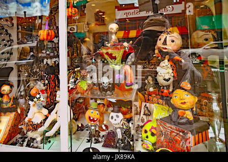 Schaufensterdarstellung von Spielzeug und Masken in Santa Fe, New Mexico. Kreative und amüsante Ideen, basierend auf mexikanischer Volkskunst Stockfoto