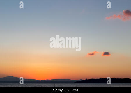 Das Ende der Sonnenuntergang und der Beginn der Dämmerung am See, mit Big Sky und roten Wolken Stockfoto