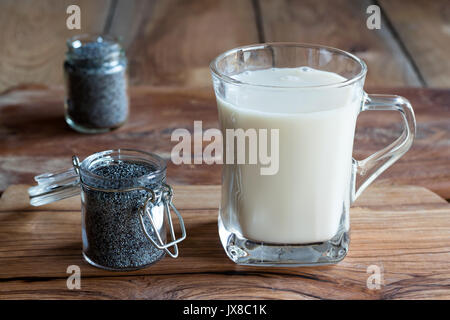 Ein Krug mit Mohn mit einem Glas Mohn Milch Stockfoto