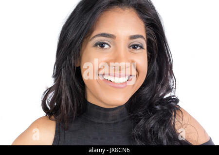 Weibliche Modell Lächeln natürlich und spontan. Afrodescendant Frau mit schwarzen und neutrale Kleidung. Auf weissem Hintergrund. Headshot. Portr Stockfoto