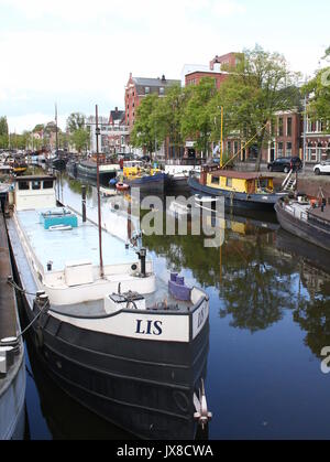 Lager und alten Segelschiffen entlang Noorderhaven canal (Northern Harbour) in Groningen, Niederlande. Von Kijk in 't Jat Brücke gesehen. Stockfoto