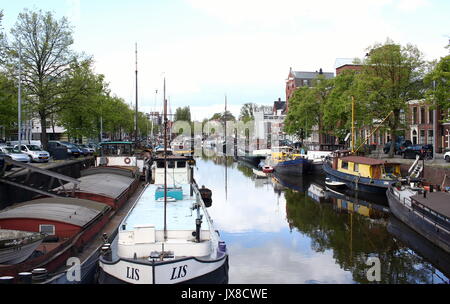 Lager und alten Segelschiffen entlang Noorderhaven canal (Northern Harbour) in Groningen, Niederlande. Von Kijk in 't Jat Brücke gesehen. Stockfoto