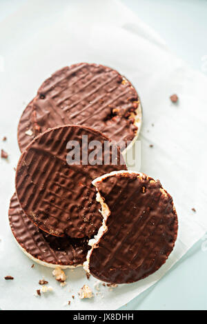 Dunkle Schokolade überzogen Reis Kuchen Stockfoto