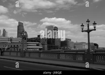 Die Aussicht von Southwark Bridge zeigt einen Zug, Cannon Street Station, und die Londoner Wolkenkratzer in den Hintergrund. Stockfoto