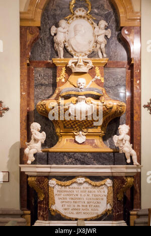 Tumba de la Reina Bárbara de Braganza. Iglesia de Santa Bárbara. Madrid. España Stockfoto