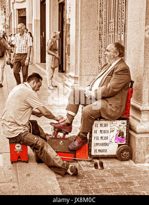 Limpiabotas en la Gran Vía de Madrid. España Stockfoto