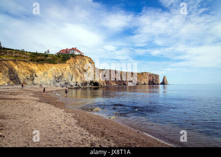 Perce, Kanada-11 August 2017: Blick auf Percé Rock im Sommer. Percé Rock ist ein riesiger SCHIERE Felsformation im Golf von St. Lawrence an der Spitze des Stockfoto