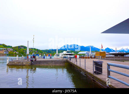 Luzern, Schweiz - 02.Mai 2017: Die Anlegestelle an der Küste am Vierwaldstätter See, Schweiz Stockfoto