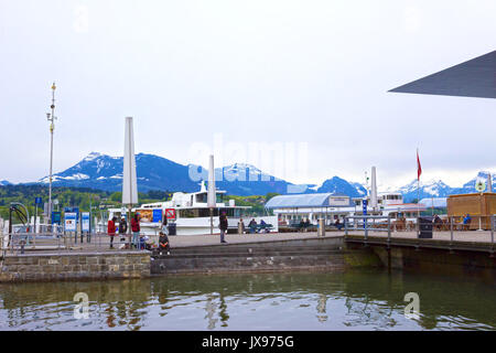 Luzern, Schweiz - 02.Mai 2017: Die Anlegestelle an der Küste am Vierwaldstätter See, Schweiz Stockfoto
