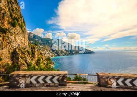 Foto genommen während der Rundung eine Ecke mit hoher Geschwindigkeit auf die Amalfi Küste in der Nähe von Sorrent in Italien im Sommer Stockfoto