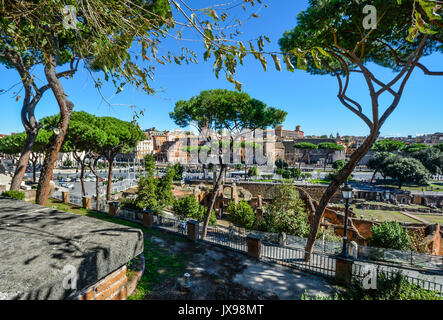 Antike römische Ruinen in der Nähe des Forums in Rom Italien an einem sonnigen Sommertag Stockfoto