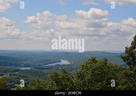 Die Aussicht vom Gipfel des Mount Holyoke in Hadley Massachusetts entlang der Connecticut River in Western New England Stockfoto