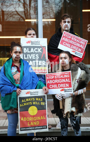 Eine Rallye wurde auf Aborigines und Torres Strait Islander's Kinder Tag am NSW Supreme Court in Sydney statt Selbstbestimmung für Erste Nat zu verlangen. Stockfoto