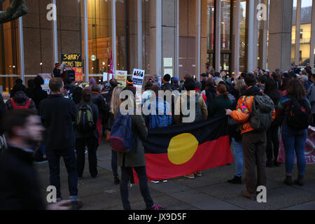 Eine Rallye wurde auf Aborigines und Torres Strait Islander's Kinder Tag am NSW Supreme Court in Sydney statt Selbstbestimmung für Erste Nat zu verlangen. Stockfoto