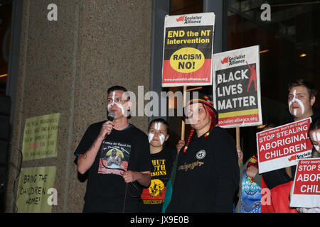 Eine Rallye wurde auf Aborigines und Torres Strait Islander's Kinder Tag am NSW Supreme Court in Sydney statt Selbstbestimmung für Erste Nat zu verlangen. Stockfoto