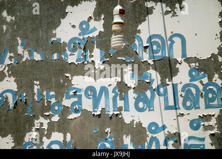 Gesprungene Farbe des Zeichens in Thai an der Garagentür, Udon Thani Thailand. Stockfoto