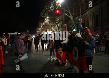 Eine Rallye wurde auf Aborigines und Torres Strait Islander's Kinder Tag am NSW Supreme Court in Sydney statt Selbstbestimmung für Erste Nat zu verlangen. Stockfoto