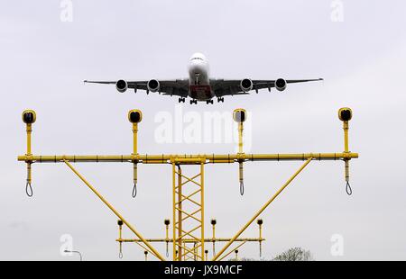 EMIRATES AUF DIESE WEISE 'Airbus A380-800 A6-EDL ÜBER DIE PISTE ANSATZ Lichter am Amsterdamer Flughafen Schiphol. Stockfoto