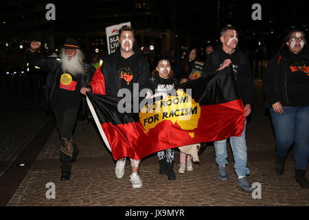 Eine Rallye wurde auf Aborigines und Torres Strait Islander's Kinder Tag am NSW Supreme Court in Sydney statt Selbstbestimmung für Erste Nat zu verlangen. Stockfoto