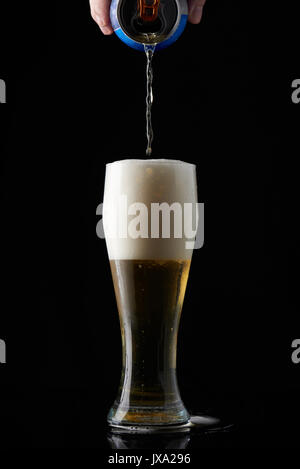 Bier zapfen aus Metall kann in hohen Glas Stockfoto